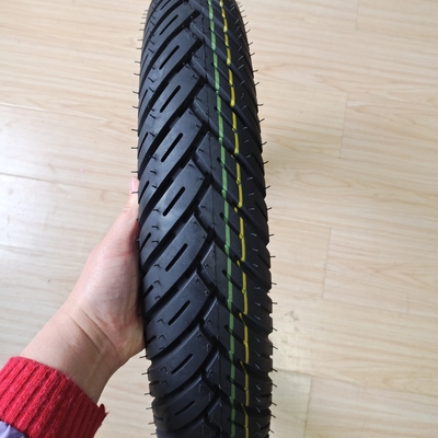 Contenu en caoutchouc de 35% à 55% 90/90-18 Pneus de moto pour la nature Matériau de base en caoutchouc, acier, nylon
