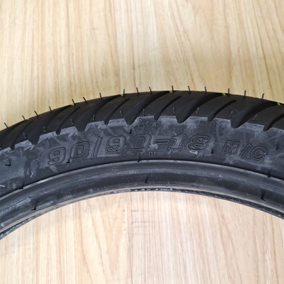 Contenu en caoutchouc de 35% à 55% 90/90-18 Pneus de moto pour la nature Matériau de base en caoutchouc, acier, nylon