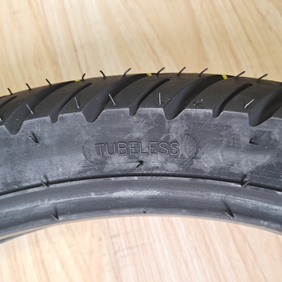 Contenu en caoutchouc de 35% à 55% 90/90-18 Pneus de moto pour la nature Matériau de base en caoutchouc, acier, nylon