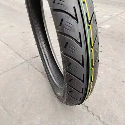 Le port de Qingdao propose des pneus de moto pour 90/90-18 110/90-16 90.90.18 Pneus