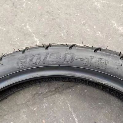 Le port de Qingdao propose des pneus de moto pour 90/90-18 110/90-16 90.90.18 Pneus