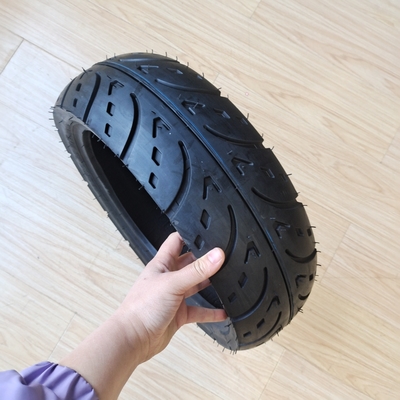 Pneus pour motocyclettes Pneus pour scooters 130/60-13 sans tube de classe A avec 35% à 55% de caoutchouc