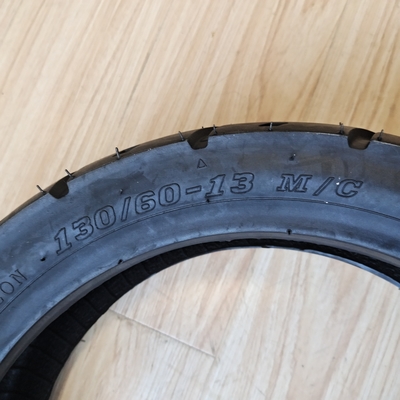 Pneus pour motocyclettes Pneus pour scooters 130/60-13 sans tube de classe A avec 35% à 55% de caoutchouc