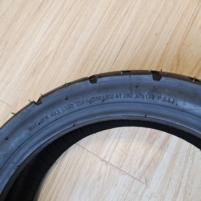 Pneus pour motocyclettes Pneus pour scooters 130/60-13 sans tube de classe A avec 35% à 55% de caoutchouc