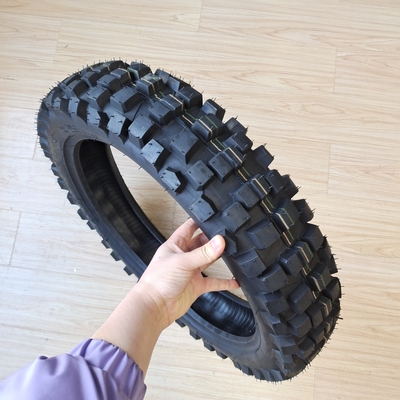 Pneus de moto 110/90-18 8PR pour le marché vénézuélien Contenu en caoutchouc noir 35%-55% Durable