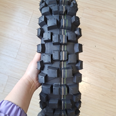 Pneus de moto 110/90-18 8PR pour le marché vénézuélien Contenu en caoutchouc noir 35%-55% Durable