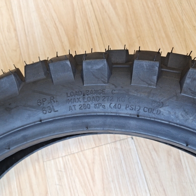 Pneus de moto 110/90-18 8PR pour le marché vénézuélien Contenu en caoutchouc noir 35%-55% Durable