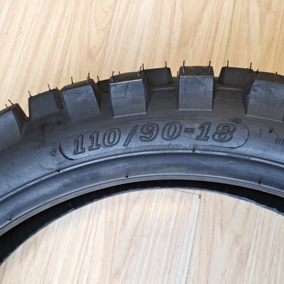 Pneus de moto 110/90-18 8PR pour le marché vénézuélien Contenu en caoutchouc noir 35%-55% Durable