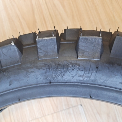Pneus de moto 110/90-18 8PR pour le marché vénézuélien Contenu en caoutchouc noir 35%-55% Durable