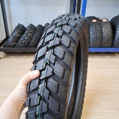 Port de Qingdao 110 90 17 Pneus de moto avec une teneur en caoutchouc comprise entre 35% et 55%