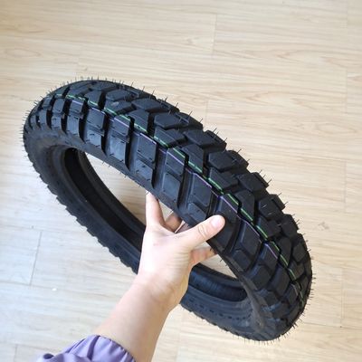 Port de Qingdao 110 90 17 Pneus de moto avec une teneur en caoutchouc comprise entre 35% et 55%