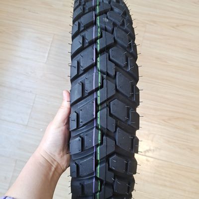 Port de Qingdao 110 90 17 Pneus de moto avec une teneur en caoutchouc comprise entre 35% et 55%