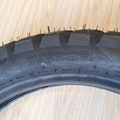 Port de Qingdao 110 90 17 Pneus de moto avec une teneur en caoutchouc comprise entre 35% et 55%