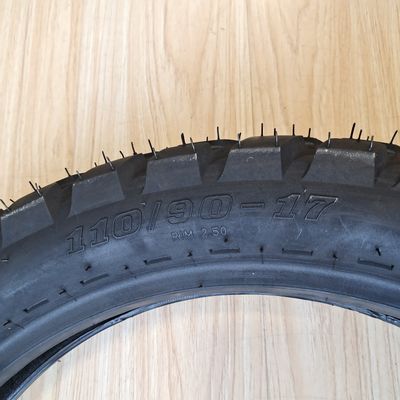 Port de Qingdao 110 90 17 Pneus de moto avec une teneur en caoutchouc comprise entre 35% et 55%