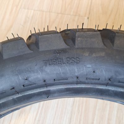 Port de Qingdao 110 90 17 Pneus de moto avec une teneur en caoutchouc comprise entre 35% et 55%