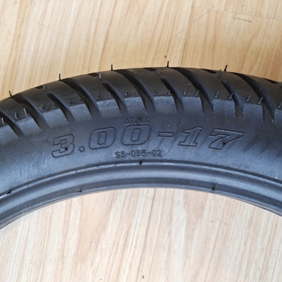 3.00-17 Pneus naturels en caoutchouc pour motocyclettes modèle populaire pour les performances à grande vitesse