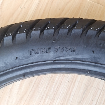 3.00-17 Pneus naturels en caoutchouc pour motocyclettes modèle populaire pour les performances à grande vitesse