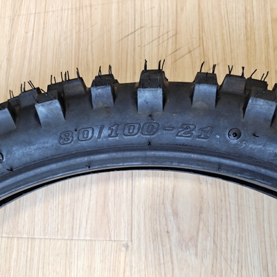 80/100-21 Pneus naturels en caoutchouc pour motos L'équilibre parfait entre performance et durabilité