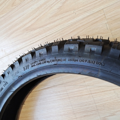 90/90-18 TT Pneus pour motocycle MT026 Fabriqué en avec 35% à 55% de caoutchouc naturel