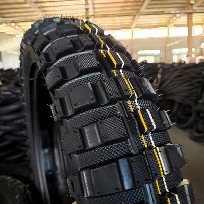 Pneus de moto noir 4.60-17 avec matière naturelle en caoutchouc et conception sans tube