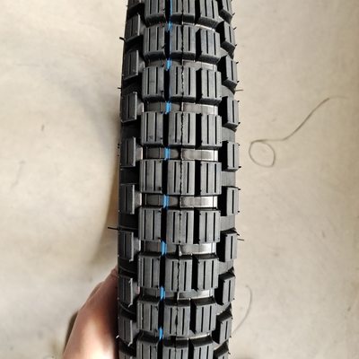 Pneus de moto naturel en caoutchouc 3.00-18 avec de grandes performances et OEM acceptable