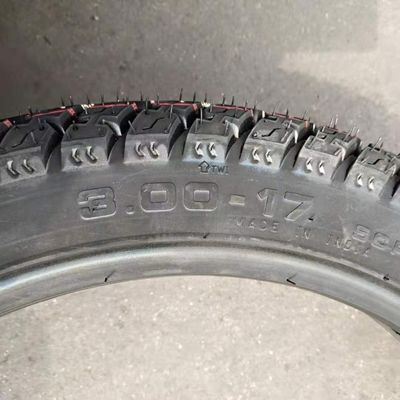 Matériau de base de nylon en caoutchouc naturel en acier 3.00-17 Pneus de moto avec et 2021 Design