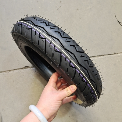 Pneus et tubes intérieurs de motocyclettes 300-10 à 35% à 55% de caoutchouc dans le port de chargement de Qingdao