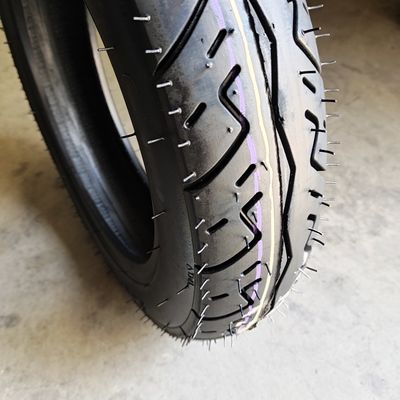 Pneus et tubes intérieurs de motocyclettes 300-10 à 35% à 55% de caoutchouc dans le port de chargement de Qingdao