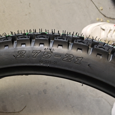 Pneus en caoutchouc de moto 2.75-21 avec boîtier de pneus et port de chargement de Qingdao