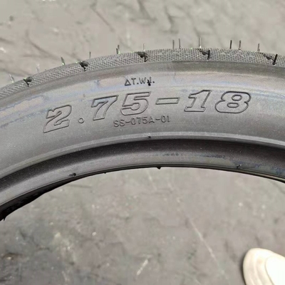 2.75-18 Pneus de moto avec boîtier et teneur en caoutchouc de 35% à 55%