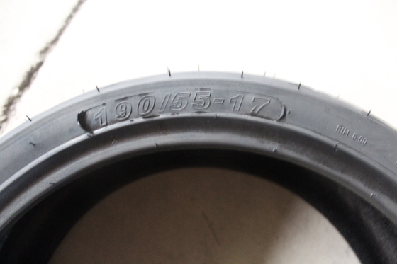 Contenu en caoutchouc de 35% à 45% 190/55/17 Pneus de motocyclettes Pneus sans tube 190/55/17 pour Superior