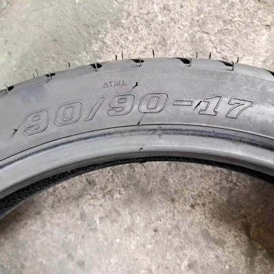 Port de chargement de Qingdao Natrual caoutchouc 17 pouces 90/90-17 8 couches de taux de pneus de moto fabriqué