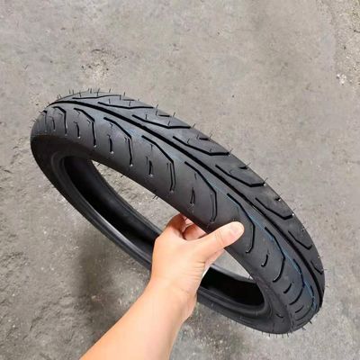 Port de chargement de Qingdao Natrual caoutchouc 17 pouces 90/90-17 8 couches de taux de pneus de moto fabriqué