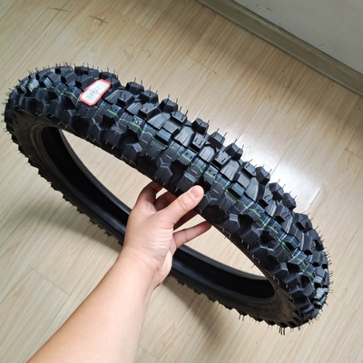 Pneus de motocyclettes à motifs profonds pour le chargement du port de Qingdao