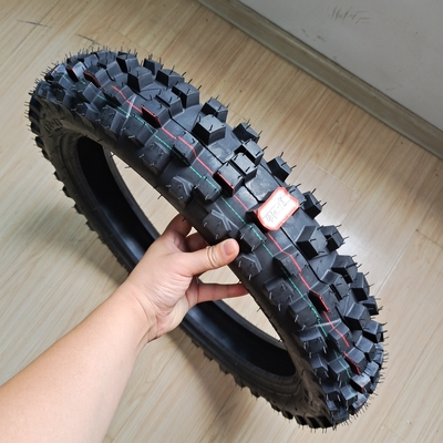 Pneus de motocyclettes à motifs profonds pour le chargement du port de Qingdao