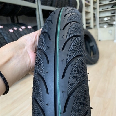 Pneus de motocyclettes à motifs profonds pour le chargement du port de Qingdao