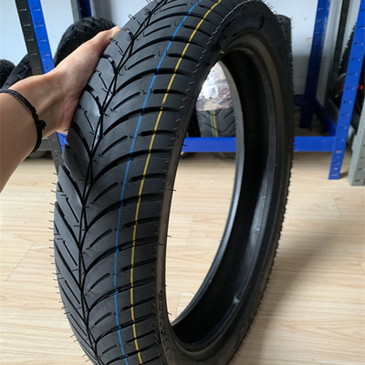 Pneus de motocyclettes à motifs profonds pour le chargement du port de Qingdao