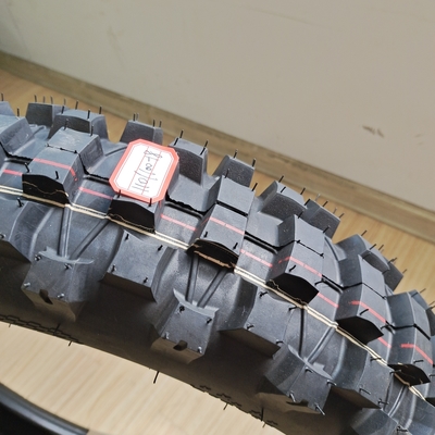 Pneus de motocyclettes à motifs profonds pour le chargement du port de Qingdao