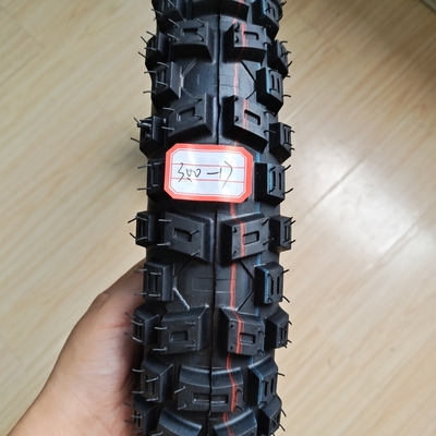 Pneus de motocyclettes à motifs profonds pour le chargement du port de Qingdao