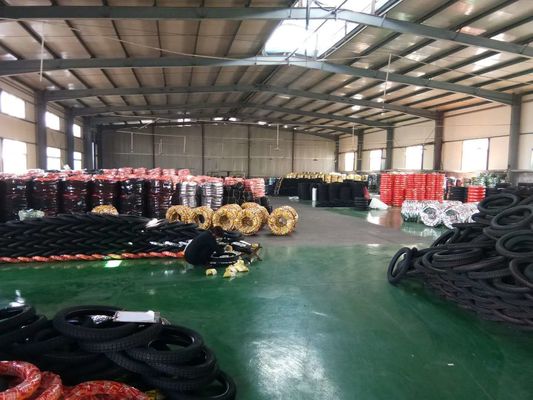 Découvrez une conduite en douceur avec des pneus de moto 70/90-17 colorés et une durée de vie de 20000 KM