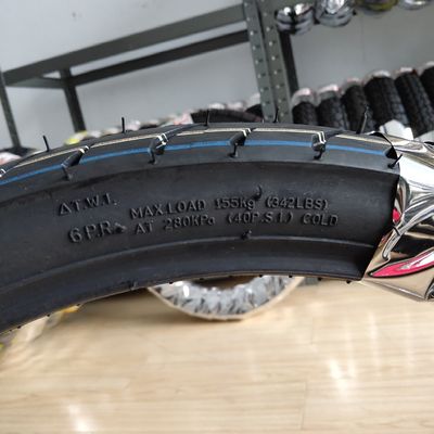 Découvrez une conduite en douceur avec des pneus de moto 70/90-17 colorés et une durée de vie de 20000 KM