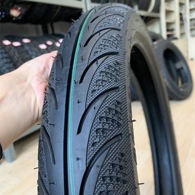 Découvrez une conduite en douceur avec des pneus de moto 70/90-17 colorés et une durée de vie de 20000 KM