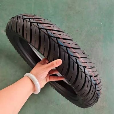 Contenu en caoutchouc de 35% à 55% Conception approfondie 120/70-17 Pneus de moto pour toute météo