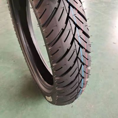 Contenu en caoutchouc de 35% à 55% Conception approfondie 120/70-17 Pneus de moto pour toute météo