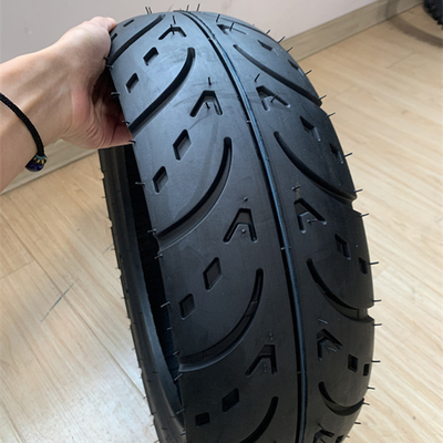 130/60/13 Pneus de moto avec une durée de vie de 20000 KM et un délai de livraison de 25 jours