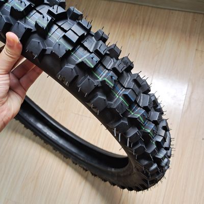 Chauffage de pneus en caoutchouc super haut pneus de motocyclettes 3.00-21 au port de chargement Port de Qindgao