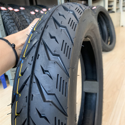 Augmentez les performances de votre moto avec les pneus Herschel 100/90-14 résistance à la traction 10.5