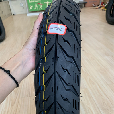 Augmentez les performances de votre moto avec les pneus Herschel 100/90-14 résistance à la traction 10.5