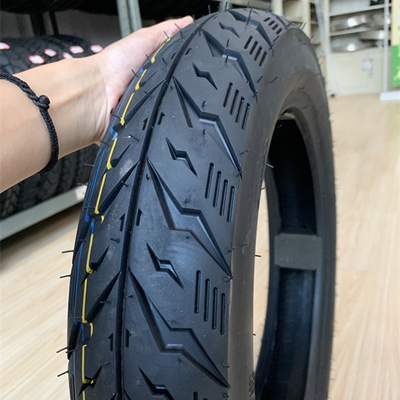 Augmentez les performances de votre moto avec les pneus Herschel 100/90-14 résistance à la traction 10.5