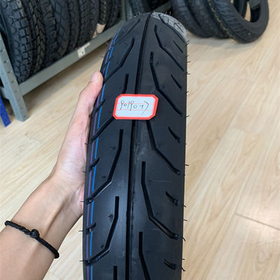 Production de pneus de moto 90/90-17 avec une capacité de 5000 pièces par jour